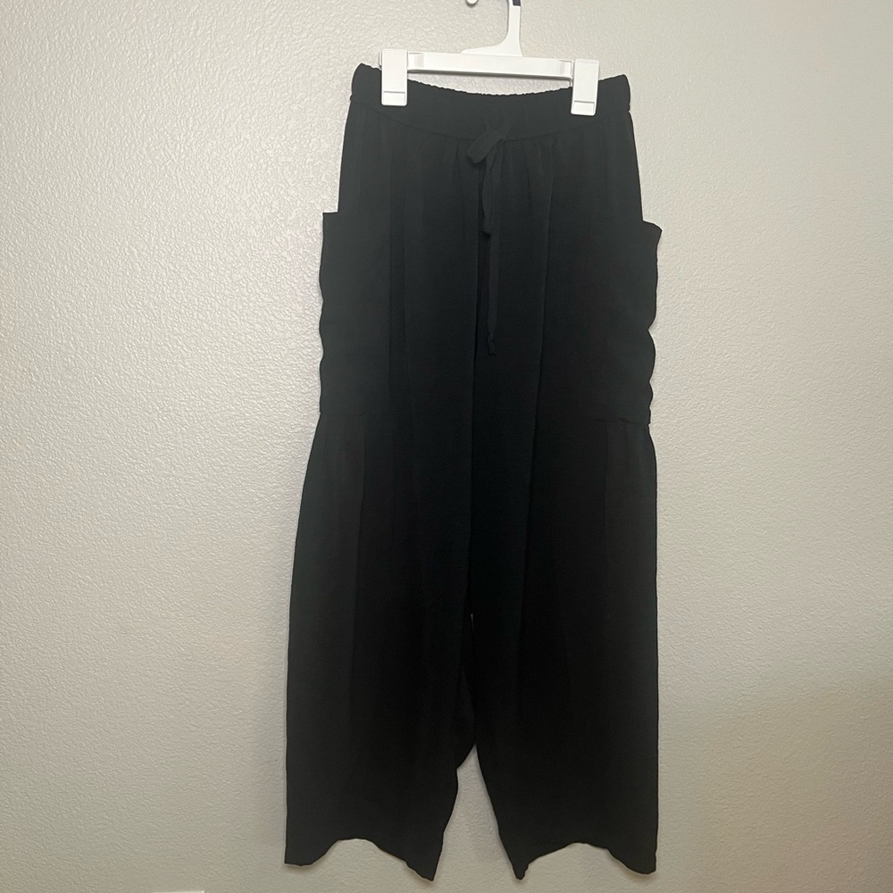 Source Unknown Black Capris